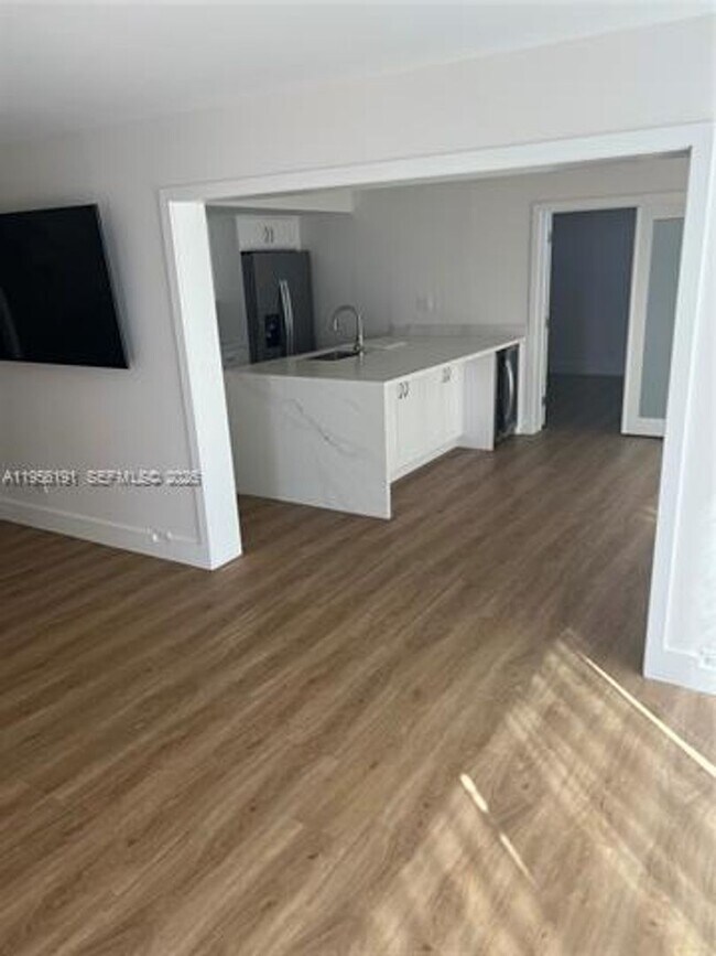 Building Photo - 6484 Miami Lakes Dr