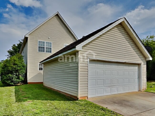 Building Photo - 16527 Ambassador Park Dr