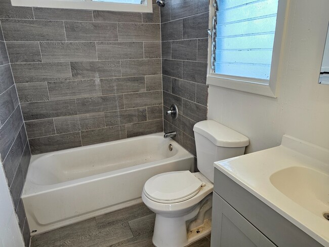 Building Photo - Spacious 3-Beds, 2-Bath Apartment. Back unit