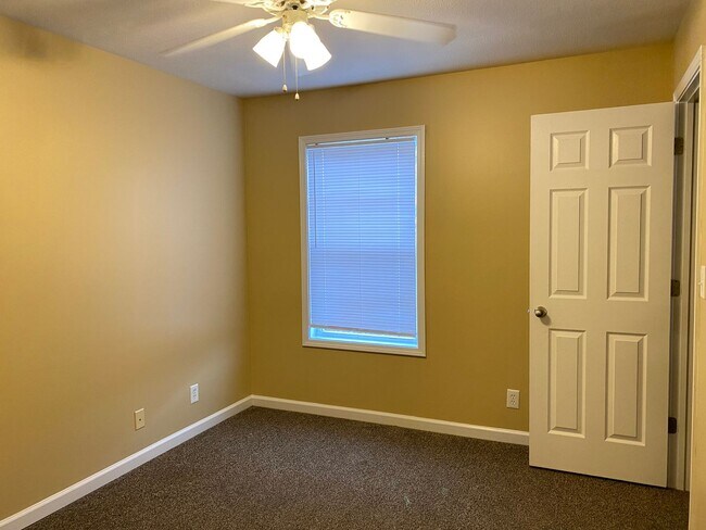 Building Photo - 803 Golf View Pl