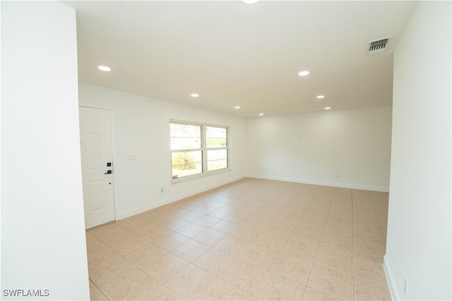 Building Photo - 2701 6th St W