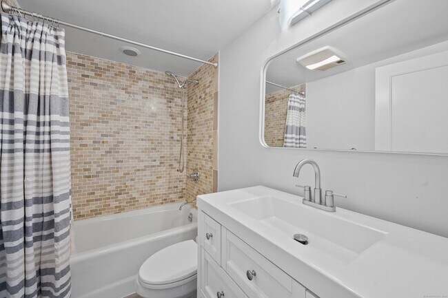 Building Photo - 25 Forest St