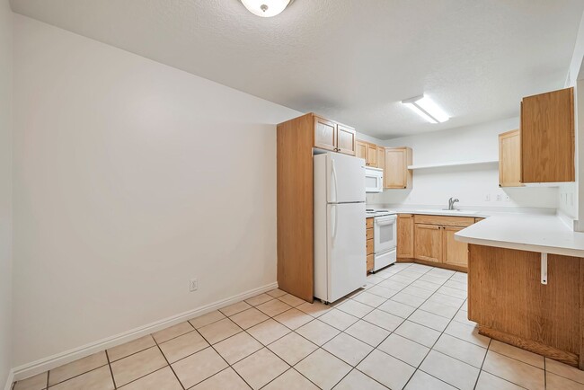 Building Photo - Darling Ground Floor Stonebrook Condo