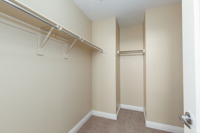 Building Photo - LARGE 3 BED, 2.5 BATH TOWNHOME IN GATED ALIANTE POOL COMMUNITY
