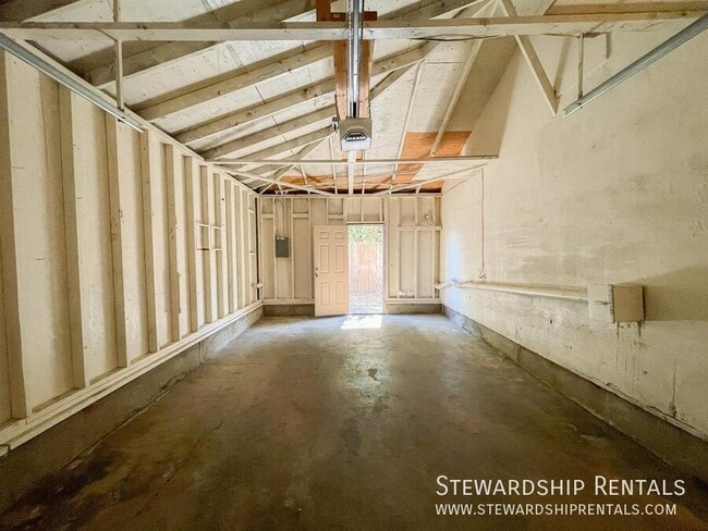 Building Photo - 2110 W 18th Ave
