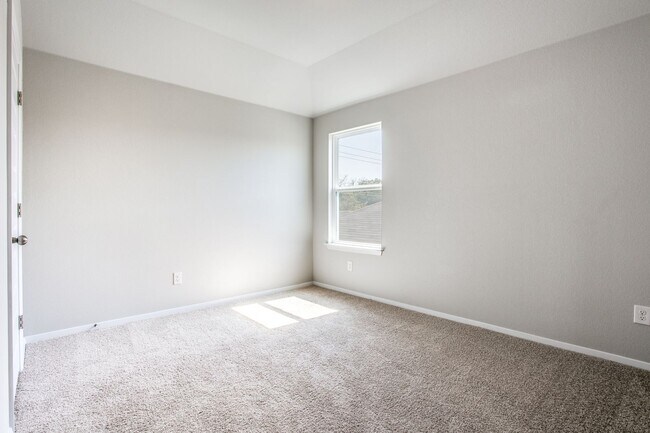 Building Photo - Newer cottage home in Cloverleaf community...