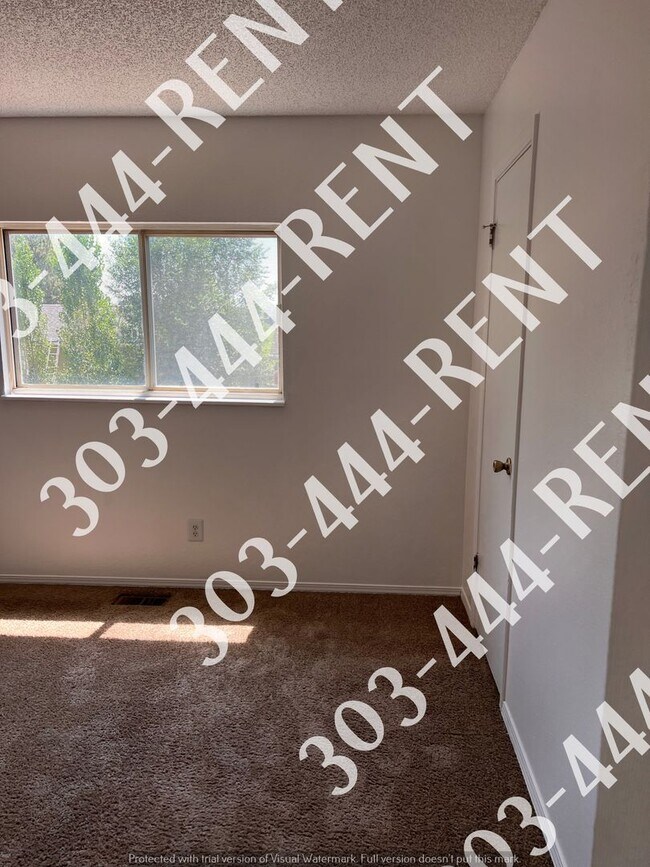 Building Photo - Large 3 Bedroom 2 Bathroom located in Gree...