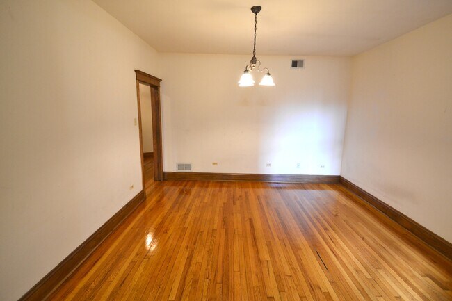 Building Photo - 3122 N California Ave