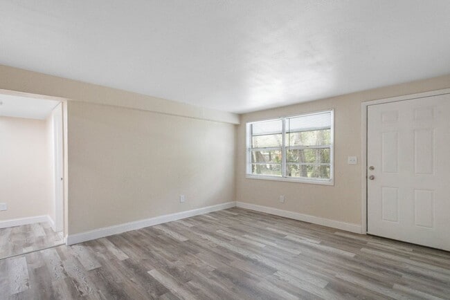 Building Photo - Spacious 4bdrm/1bath House ** $1,995.00 **...