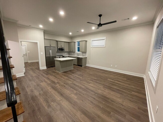 Building Photo - Savannah Square - 3BR/3BA For Rent