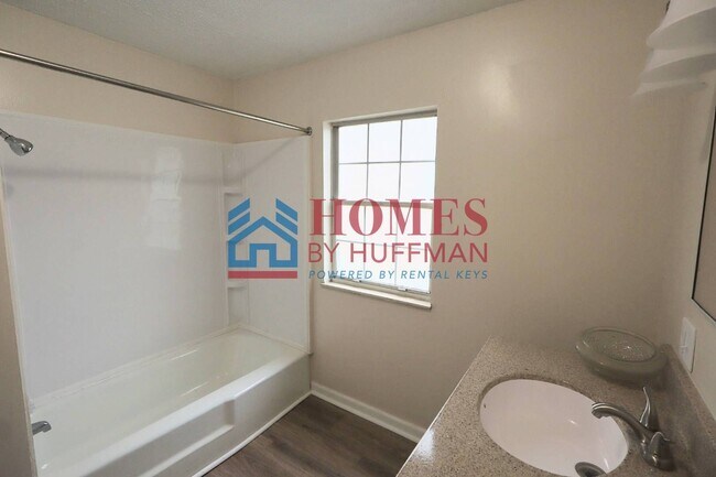 Building Photo - Two Bedroom House