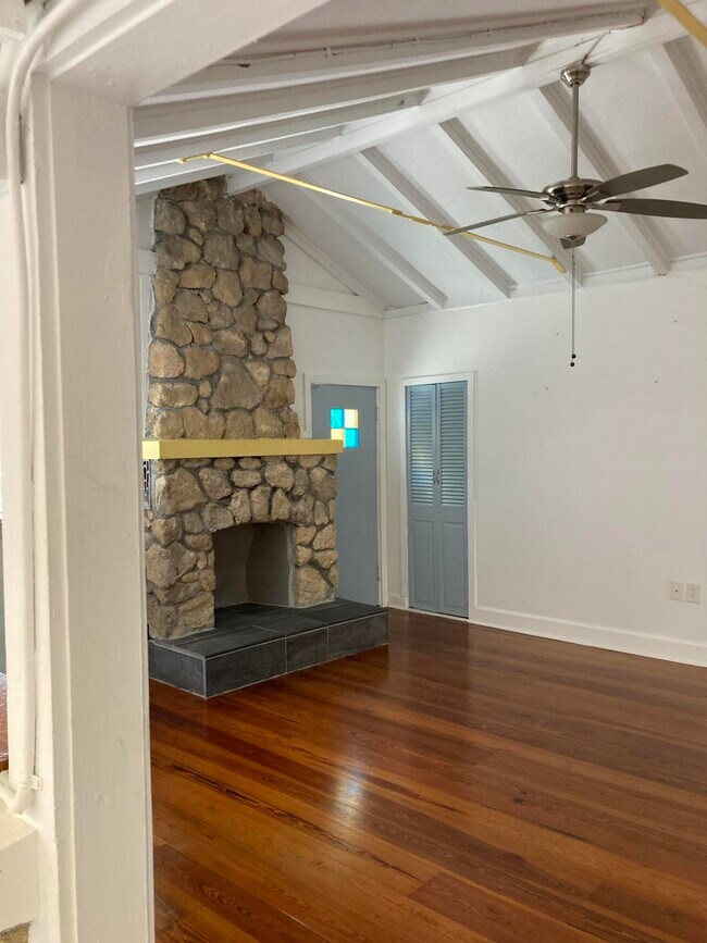 Building Photo - 824 35th St