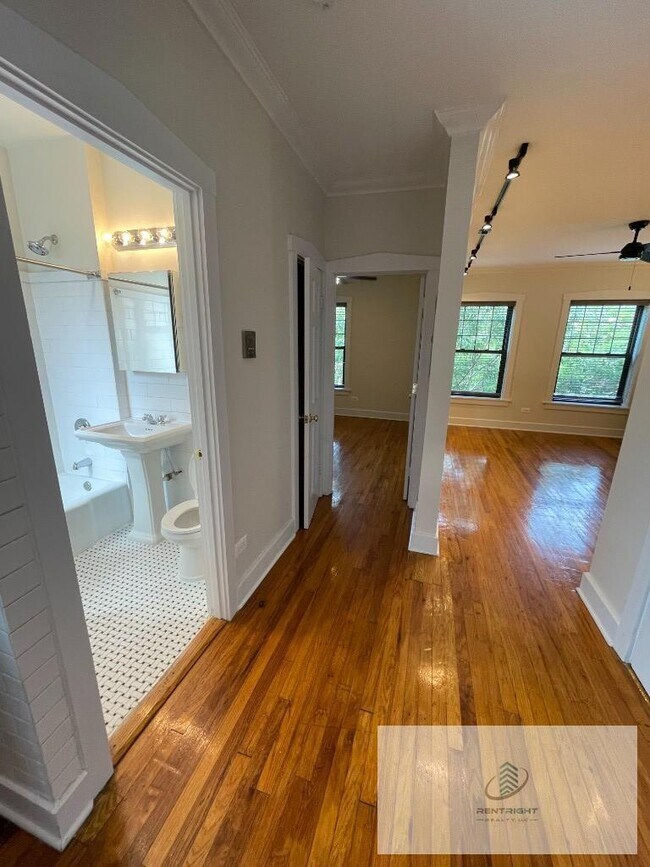 Building Photo - 845 W Agatite Ave