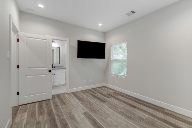Building Photo - 1329 Buescher Dr
