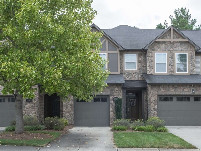 Building Photo - "Exquisite  2-Bed Townhouse with 2.5 Baths in Prime Charlotte Location – 1,531 Sq Ft of Comfort!"