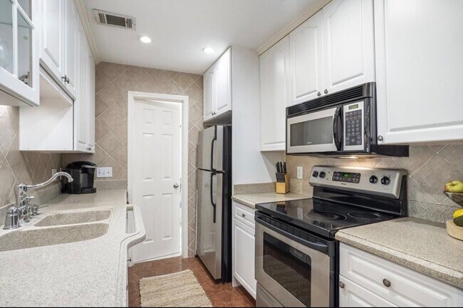 Kitchen - 2108 Pine Heights Dr NE