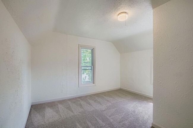 Building Photo - 610 Fairview Ave N