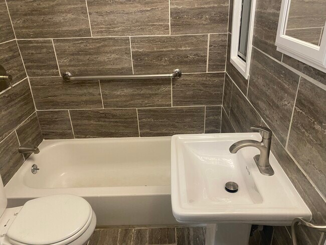 Building Photo - 716 W 60th St