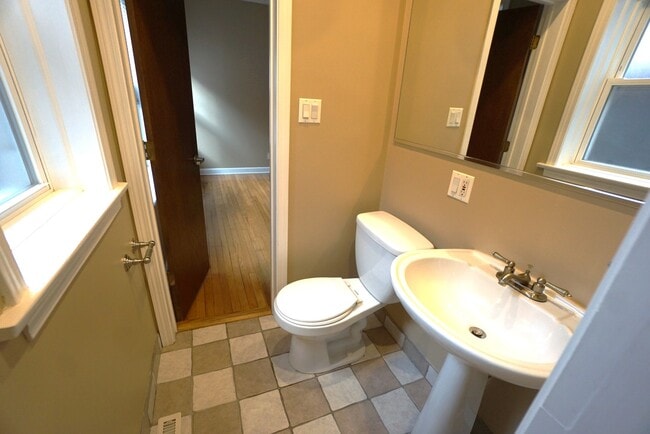 Building Photo - 1537 W Juneway Terrace