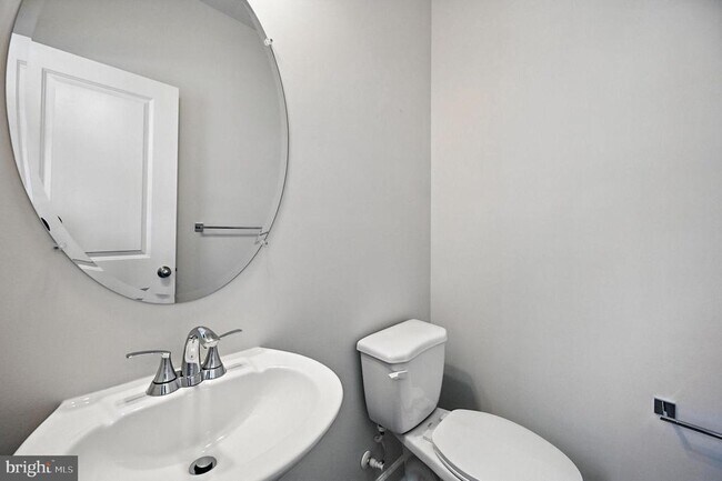 Building Photo - 7233 Mountaineer Dr