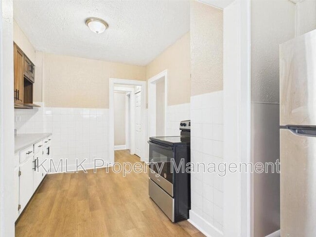 Building Photo - 84 E Mapledale Ave