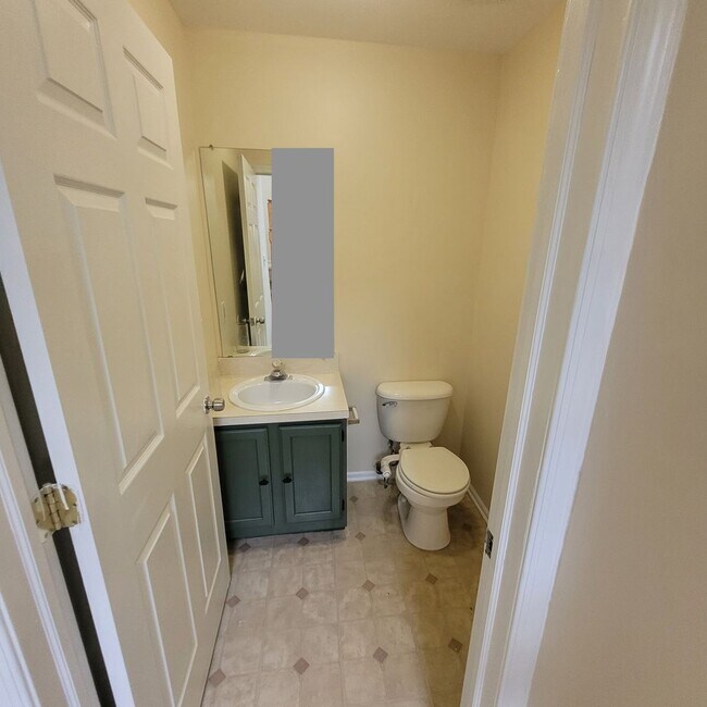 Building Photo - Spacious, freshly painted with lots of ame...