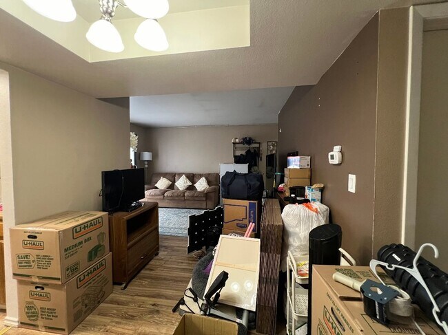 Building Photo - Top floor Condo in desirable area