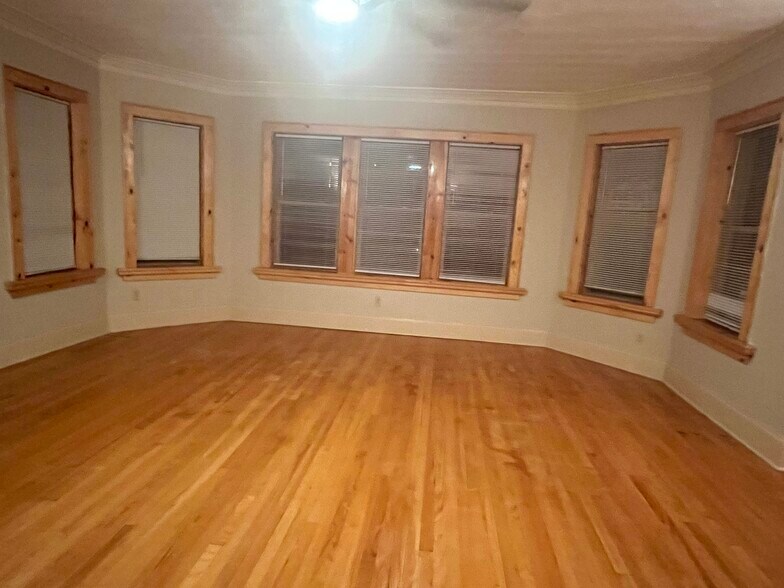 7 bay windows in front room - 7619 S Phillips Ave