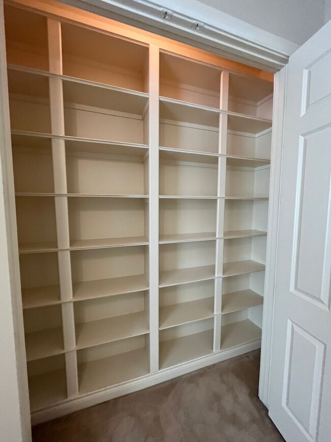 Building Photo - Wonderful 4/3.5 Townhome