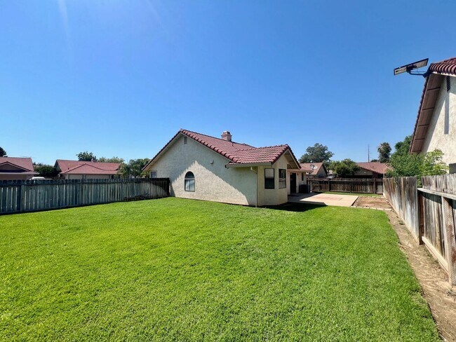 Building Photo - Single story with 3 car garage!