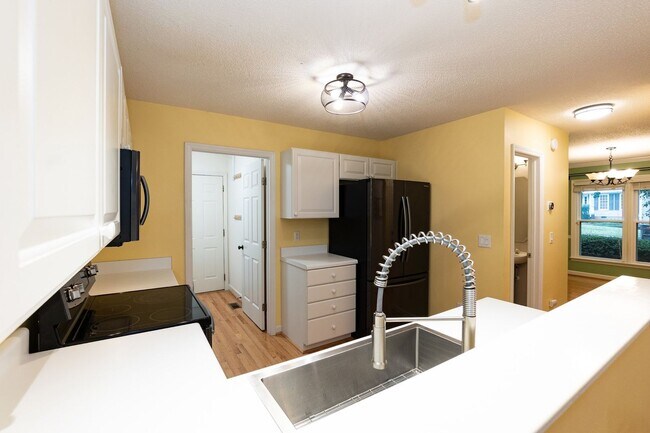 Building Photo - 8 Woodcliff Cir