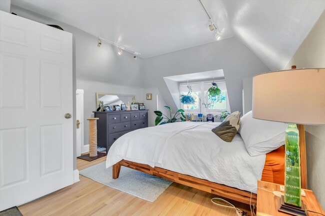 Building Photo - Charming luxury meets timeless character in the heart of West Wash Park - Available NOW!!