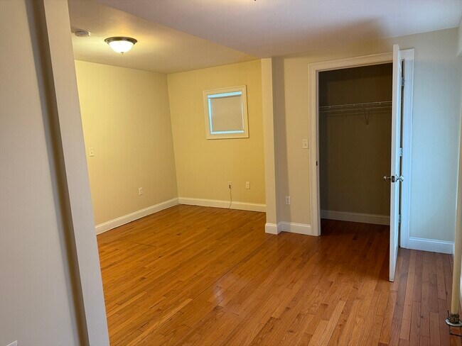 Building Photo - 483 Newport Ave