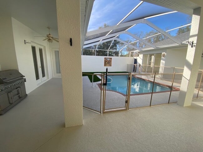 Building Photo - Beautiful 4/3/3 on a private 1 acre lot.