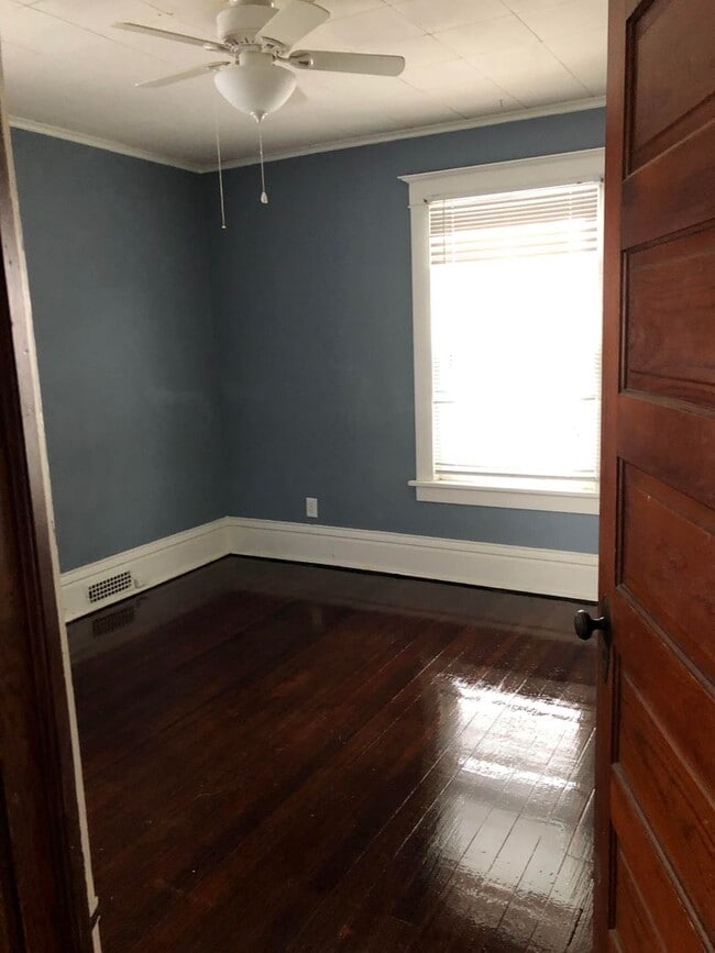 Building Photo - 3 bedroom/2 bath home w/partially fenced y...