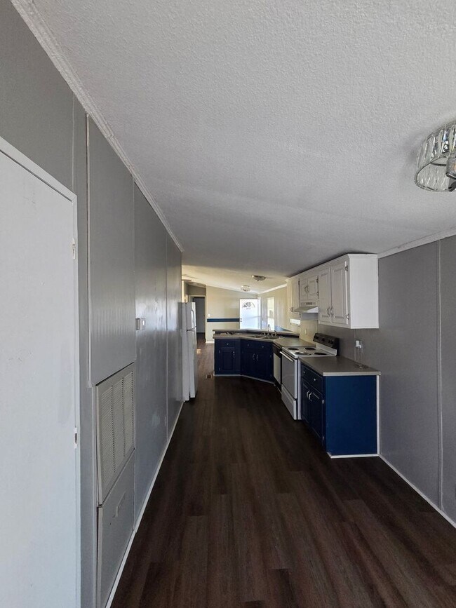 Building Photo - 3 Bed/2 Bath Mobile