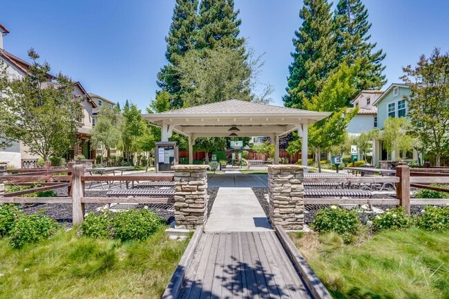Building Photo - Modern Townhome in Prime Location — Walkab...