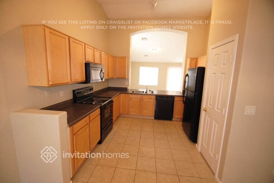 Building Photo - 6926 S 14th Dr