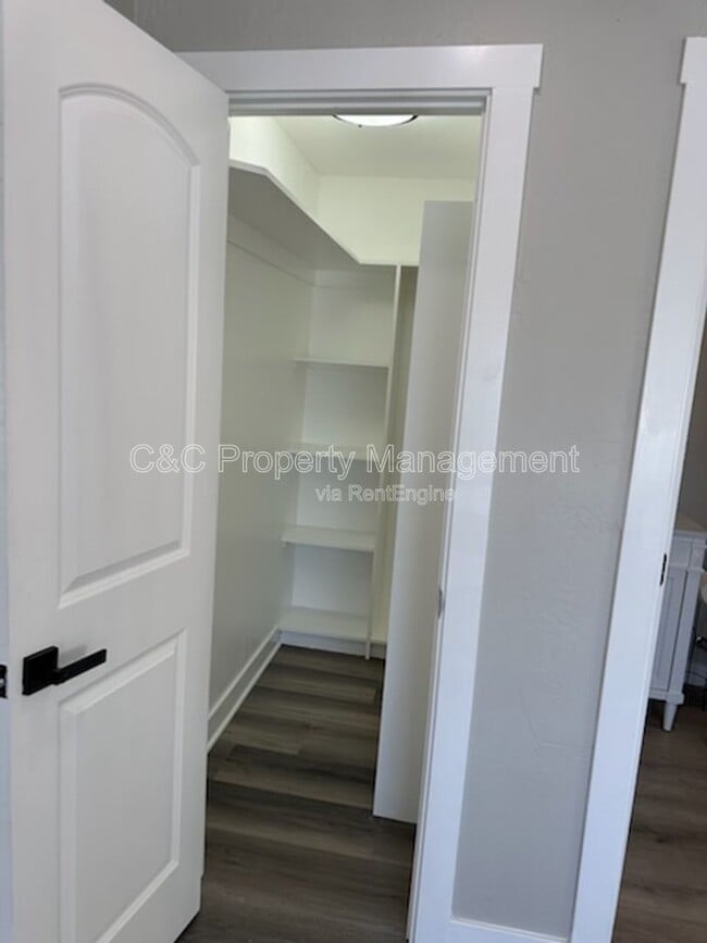 Building Photo - 1519 W 22nd Pl