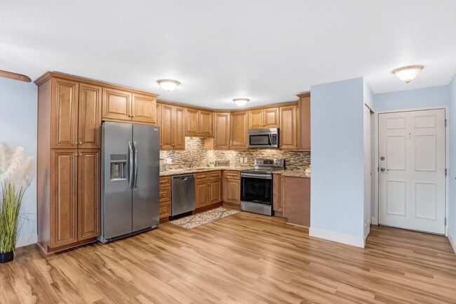 Building Photo - 650 S Clinton St