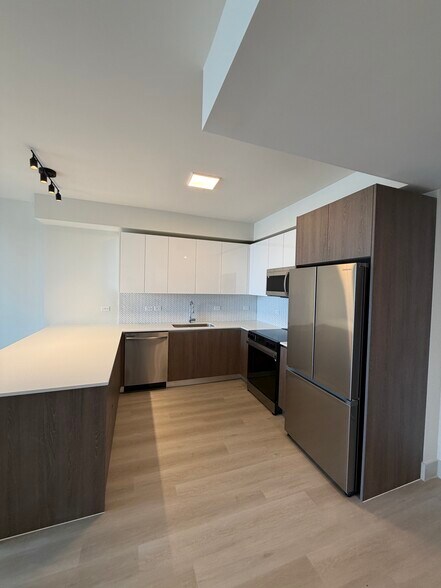 Building Photo - 1549 Van Buren St