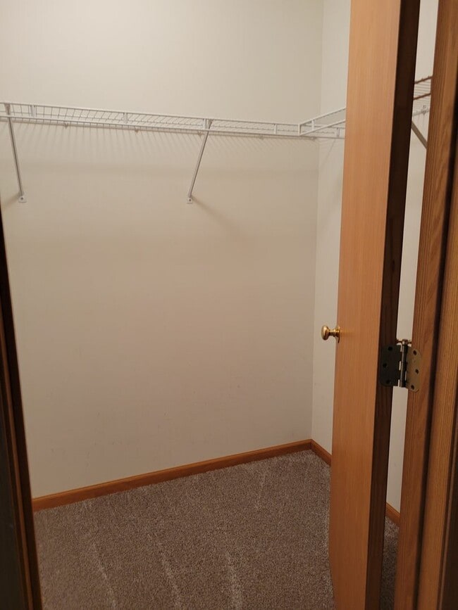 Building Photo - Spacious End Unit Townhouse
