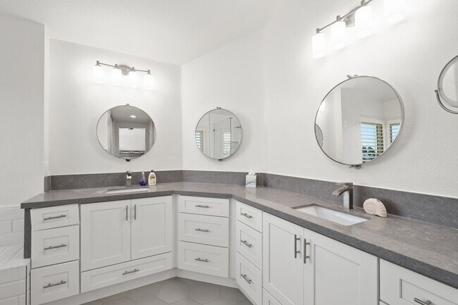 Building Photo - Newly Renovated and Furnished Ocean View Home!
