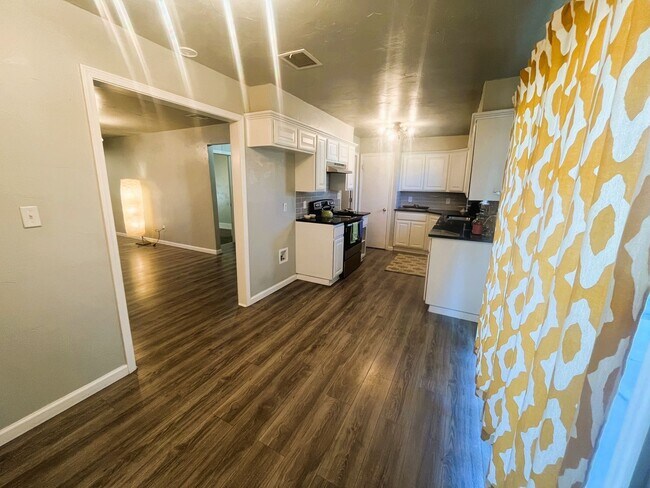 Building Photo - 1100 Elmhurst St