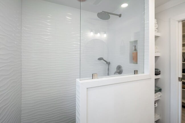 Building Photo - Privately Gated, Cool, Furnished Home, Tuc...