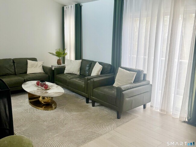 Building Photo - 10 Glenview Dr