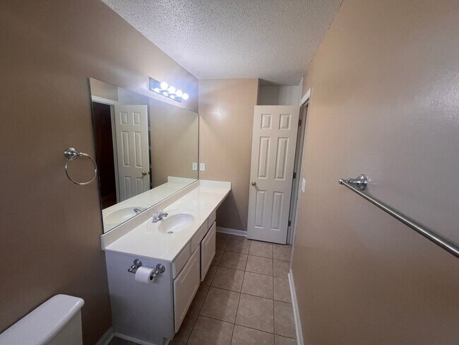 Building Photo - 3806 Maypop Cir