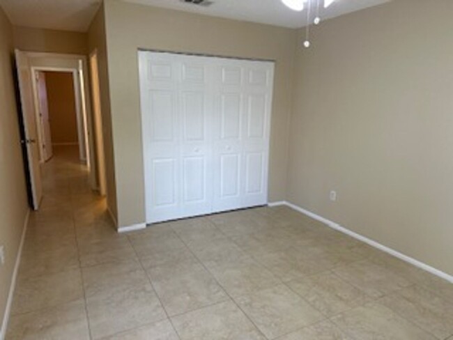 Building Photo - * Annual* The perfect place 2 bedrooms, 2 ...