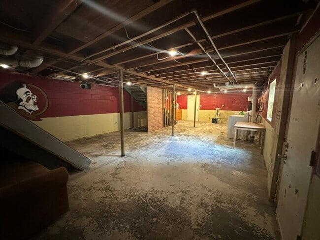 Building Photo - NEWLY Remodeled! 5-Bed Home * Next to Park...
