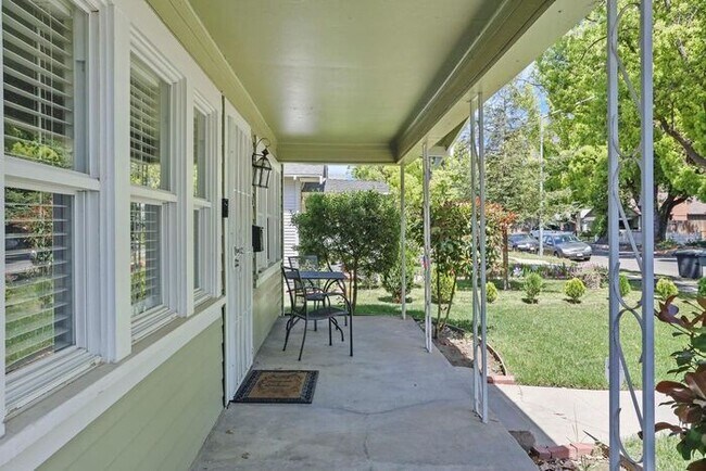 Building Photo - Adorable 2 Bedroom 1 Bath Cozy Modesto Home